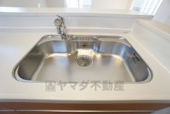 大きなお鍋も楽々洗える幅の広いシンクです＾＾ステンレスシンクなので簡単にお掃除できますよ。洗剤やスポンジもすっきりできる収納付き。