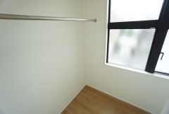 2階にファミリークロークをご用意。お子様の成長と共に増えていく荷物も楽々しまえる収納力。高さや大きさの異なるモノもすっきり収納することができます。
