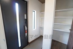 玄関にはシューズクローク付き。ご家族全員分の靴からベビーカーやゴルフバッグなどもしっかり収納できます＾＾