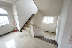 ご年配の方でも安心できる、手すり付き階段です＾＾段差も低めで設定されてますので安全性にも優れてますね＾＾