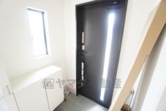 採光も考えられた明るい玄関です。たっぷり収納できるシューズボックス付きなので、家族全員の靴がきれいに整頓できます。