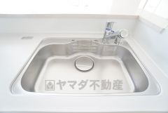 広々とした凸型シンクに洗剤ポケットを標準装備。大きなお鍋など洗いやすいです。洗剤や石鹸、スポンジもすっきりできる収納付き。