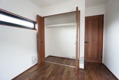 5.2帖。住む人のこだわりを活かす洋室＾＾広めのクローゼットもあり荷物もすっきり片付けられ、ゆとりのある暮らしが出来ます＾＾
