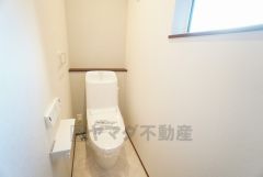 1階2階の2ヶ所にトイレがありますので、忙しい朝にも家族に気を使わず、ゆとりが生まれますね＾＾ 小窓付きで換気する時に便利です＾＾