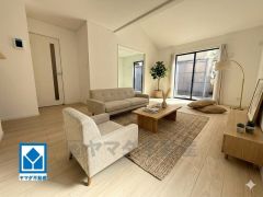 大きな掃き出し窓のあるリビングは、陽光あふれる明るい空間です。ゆったりと寛げる憩いの場となりそうです。家具はCGによるイメージ画像です。