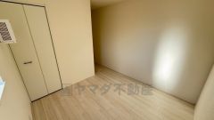 2面採光を確保した明るい室内は、風通しも良く、大変居心地の良い空間となっております。日当たりがよく、子供部屋としての利用もおすすめ。