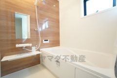 1日の疲れを癒すくつろぎのバスルーム。足を伸ばしてもゆったりと入れるサイズです。お子様と一緒にお風呂に入っても狭くないですね＾＾