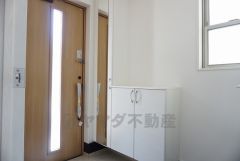同仕様写真。たっぷり収納できるシューズボックスです。家族全員の靴がきれいに整頓できます。棚の上にお花や写真を飾っても良いですね。