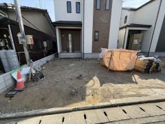 駐車スペースは並列3台分（軽含む）確保＾＾ マイカー用に、お客さま用に、余裕を持ってご利用いただけます。 