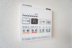 雨の日の洗濯も安心できる浴室暖房乾燥機付き浴室。リモコンで操作もボタン1つで簡単。