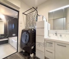 三面鏡裏収納付き洗面化粧台です＾＾ 歯磨きセットやスキンケア用品などの収納に便利ですね。