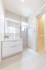 三面鏡裏収納付き洗面化粧台です＾＾ 歯磨きセットやスキンケア用品などの収納に便利ですね。