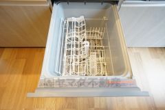 家事の時間が短縮できる食器洗い乾燥機付。億劫な後片付けもラクラクです。