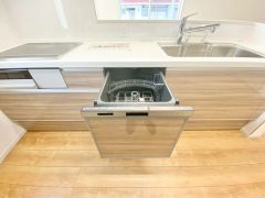 炊事時間を大幅に短縮できる食器洗浄乾燥機付き＾＾食器を洗う手間が減るので家族とのコミュニケーションの時間や自分の時間が増えますね。