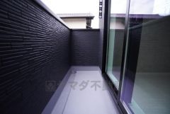 陽当たりの良いバルコニーです。お洗濯やお布団干しはもちろん、日光浴スペースにも。足元は防水工事施工済です。