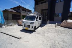 駐車スペースはゆとりある2台分を確保。マイカー用に、お客さま用に、余裕を持ってご利用いただけます。