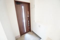 たっぷり収納できるシューズボックス付きです。家族全員の靴がきれいに整頓できます。棚の上にお花や写真を飾っても良いですね。