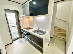 キッチン横に勝手口があるので、明るい空間になりますね＾＾