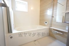 1日の疲れを癒すくつろぎのバスルーム。足を伸ばしてもゆったりと入れるサイズです。お子様と一緒にお風呂に入っても狭くないですね＾＾