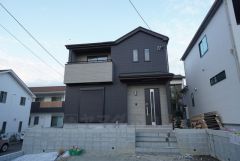 西鉄「二日市」駅(自転車6分/1.3ｋｍ)。西鉄バス「星ヶ丘入口」歩3分。博多駅行き＾＾カースペースは3台分を確保＾＾