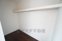 洋室にはハンガーパイプ付きのウォークインクローゼットが設けられています。たっぷり収納できるので衣替えの心配もいりませんね＾＾