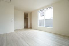主寝室としてお使いいただけそうなこちらのお部屋は、日当たりが良く、爽やかな風を感じて起きる朝は、快適生活の始まりに。