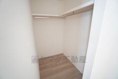 洋室にはハンガーパイプ付きのウォークインクローゼットが設けられています。たっぷり収納できるので衣替えの心配もいりませんね＾＾