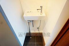 玄関に手洗器が設置されています＾＾外から帰って最初に手洗いができる環境です＾＾お子様と一緒に習慣にできそうですね＾＾