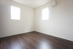 2面採光を確保した明るい室内は、風通しも良く、大変居心地の良い空間となっております。日当たりがよく、子供部屋としての利用もおすすめ。