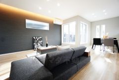 大きな掃き出し窓のあるリビングは、陽光あふれる明るい空間です。ゆったりと寛げる憩いの場となりそうです。