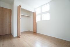 暖かい日差しが差し込む洋室。たっぷり収納できるクローゼット付きでお部屋の中をすっきりと快適に保てます。
