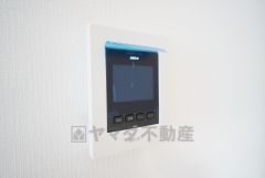 防犯はもちろん、セールスマン対策にもなるモニター付きインターホンです。 来訪者の顔が見えるので安心ですね＾＾