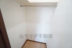 寝室にはハンガーパイプ付きのウォークインクローゼットが設けられています。 使用頻度が少ないものは枕棚の上に、足元には3段ボックスを置いて、フル活用できますね＾＾ 