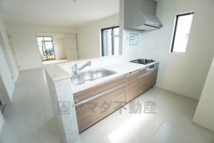 対面式カウンターキッチンでお子様の様子が見守れます。カウンタートップは耐熱性に優れており、日ごろのお掃除もふき取るだけでＯＫ＾＾