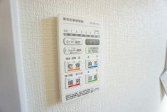 入浴後の水滴や湿気を排出し、カビの発生や臭いを抑制する暖房換気乾燥機付き。雨の日の洗濯物にも効果的です。