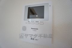 防犯性、セキュリティ対策に安心できるテレビモニター付きインターフォンです。セールスマン対策にもなり安心できます。