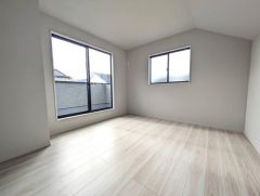 主寝室としてお使いいただけそうなこちらのお部屋は、日当たりが良く、爽やかな風を感じて起きる朝は、快適生活の始まりに。