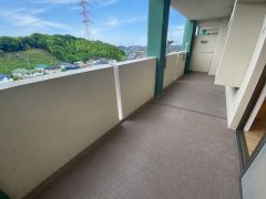 広々としたバルコニー。 天気のいい日にはお布団もまとめて干せそうですね＾＾