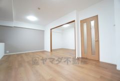 家族が集まる開放的なリビング。思い思いの時間を過ごしたり食事をしたり、素敵な団らんの場になりますね＾