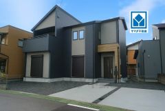 スーパーや飲食店などを備えたフレスポ鳥栖まで車約5分（1.5ｋｍ）。カースペース4台分（車種による）、広々南面バルコニー＾＾