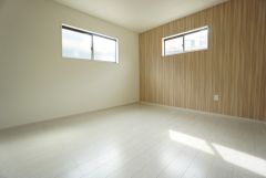 主寝室としてお使いいただけそうなこちらのお部屋は、日当たりが良く、爽やかな風を感じて起きる朝は、快適生活の始まりに。