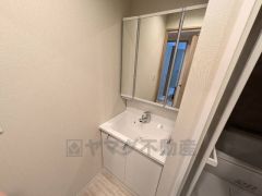 三面鏡裏収納付き洗面化粧台です＾＾ 歯磨きセットやスキンケア用品などの収納に便利ですね。