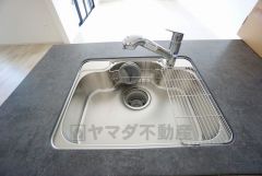 広々とした凸型シンクに洗剤ポケットを標準装備。大きなお鍋など洗いやすいです。洗剤や石鹸、スポンジもすっきりできる収納付き。