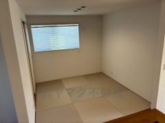 リビング隣には、ホッとできる和室を用意。客間としてはもちろん、お子様のお昼寝スペースや書斎としても活躍してくれそうです＾＾