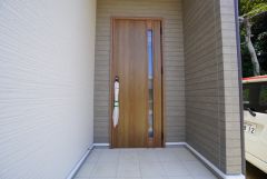 家の顔となる玄関扉がかっこいいと、たくさんの人を招き入れたくなりますね＾＾奥まって設置されており、雨にも濡れにくくなっています。