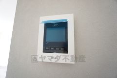 防犯はもちろん、セールスマン対策にもなるモニター付きインターホンです。 来訪者の顔が見えるので安心ですね＾＾