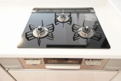 複数の調理を一度に行うことができる3口コンロ。効率よくお料理が出来ます。毎日のお料理も楽しくなりますね＾＾
