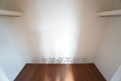 洋室にはハンガーパイプ付きのウォークインクローゼットが設けられています。たっぷり収納できるので衣替えの心配もいりませんね＾＾