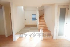 LDKには約3帖のカウンター付きマルチスキップが設けられています＾＾ 客間としてはもちろん、お子様のお昼寝スペースや書斎としても活躍してくれそうです＾＾ 