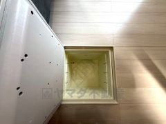 キッチンに床下収納があります。長期保存ができるもの、調理器具、防災グッズを入れておくのもいいですね。